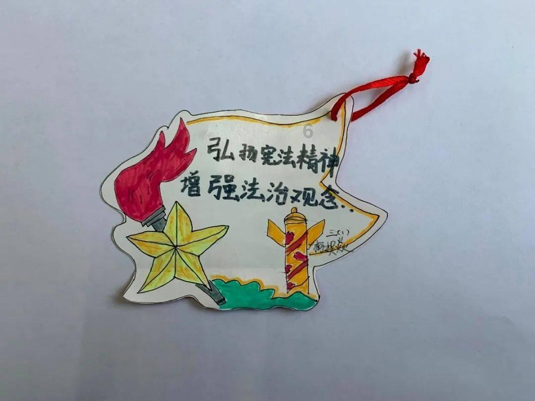 学校禁止家长骑三轮接送孩子，以停课相逼合适吗？