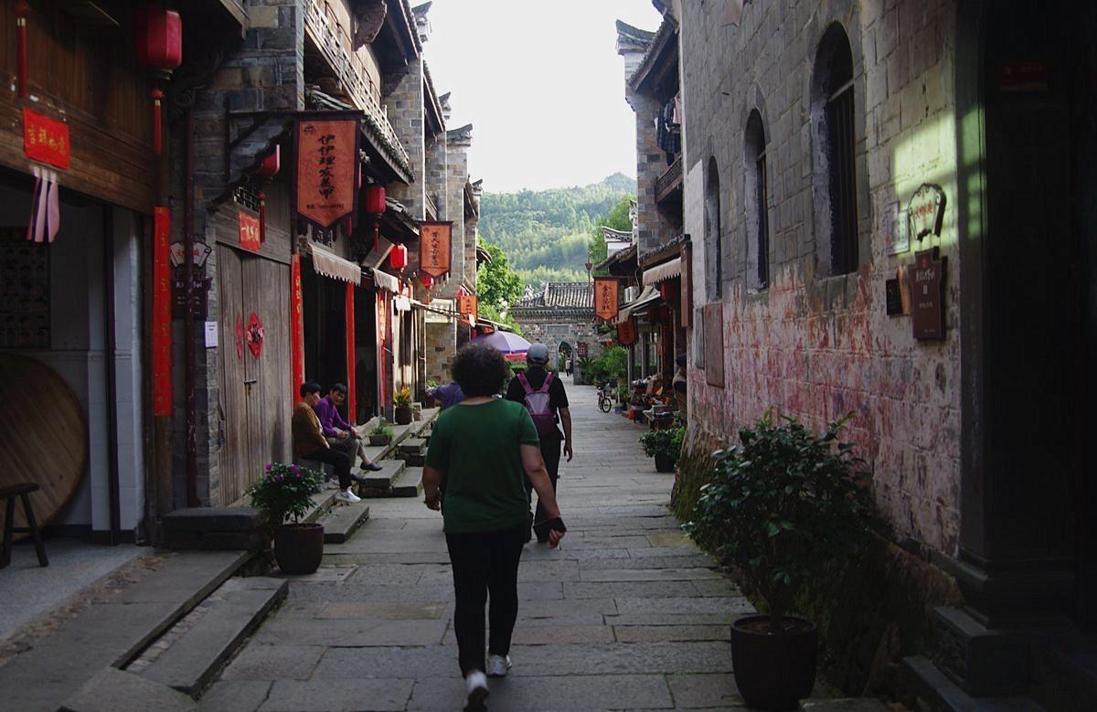 台源酒上线i茅台17分钟售罄,贵州茅台暂居上市公司归母净利润榜首,发展势头良好
